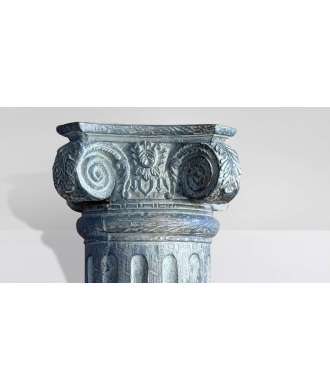Colonna decorativa grigia